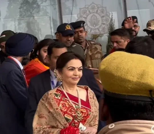 This special phone was seen in Nita Ambani's hand, you will be shocked if you know the price...