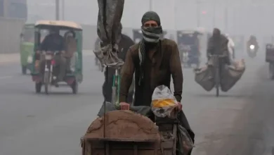 Pakistan Air Pollution: A corn seller pushes his hand cart as heavy fog reduces visibility, in Lahore, Pakistan.