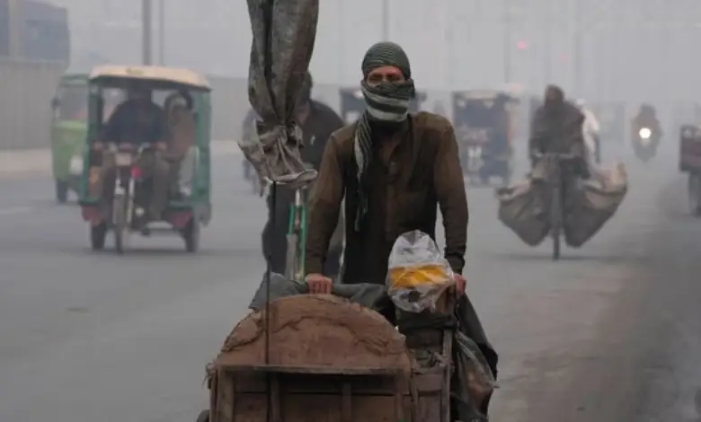 Pakistan Air Pollution: A corn seller pushes his hand cart as heavy fog reduces visibility, in Lahore, Pakistan.