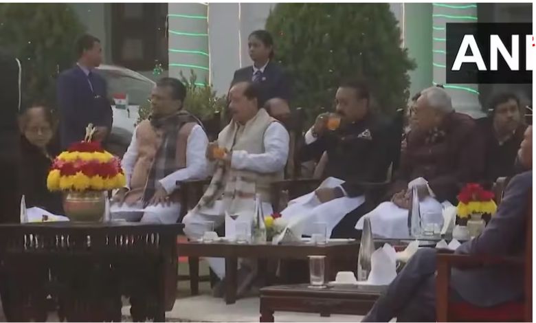 what is this Ashok Chaudhary removed Tejashwi's name stuck on the chair and sat next to Nitish Kumar! Watch the video