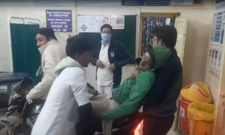 viral video: Like 3 Idiots, this man also entered the hospital with a bike