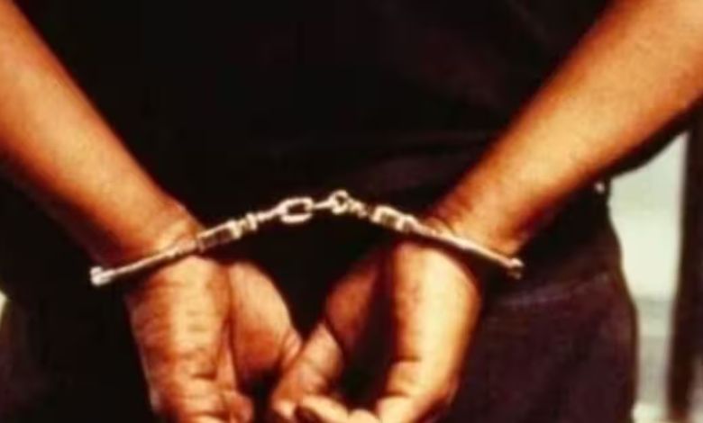 A gangster who has been absconding for four years in a murder case has been caught in Navi Mumbai