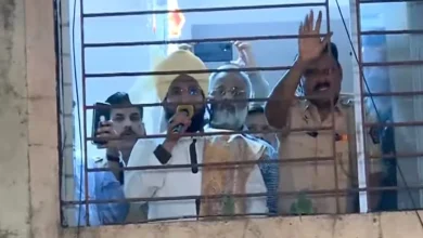 Mufti Salman Azhari addressing his supporters from inside the Ghatkopar police station in Mumbai.