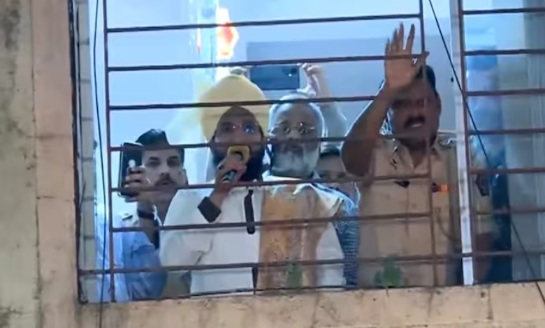 Mufti Salman Azhari addressing his supporters from inside the Ghatkopar police station in Mumbai.