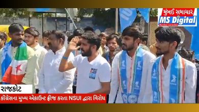 Protest by NSUI freezing main account of Congress at Rajkot