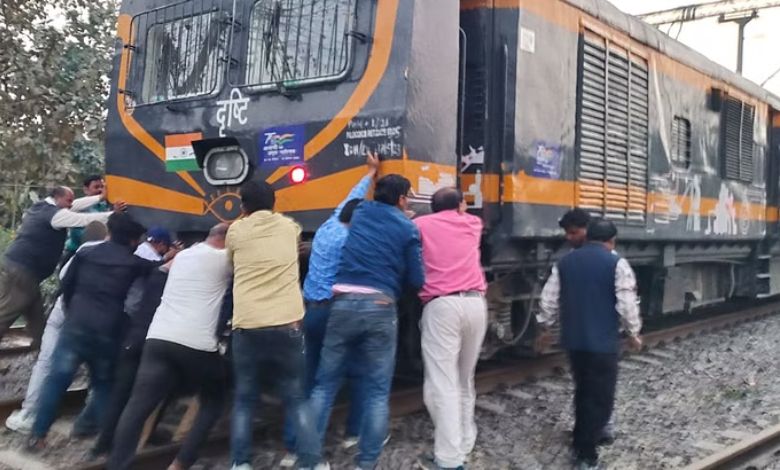In Amethi, the employees pushed the train and delivered it to the station.