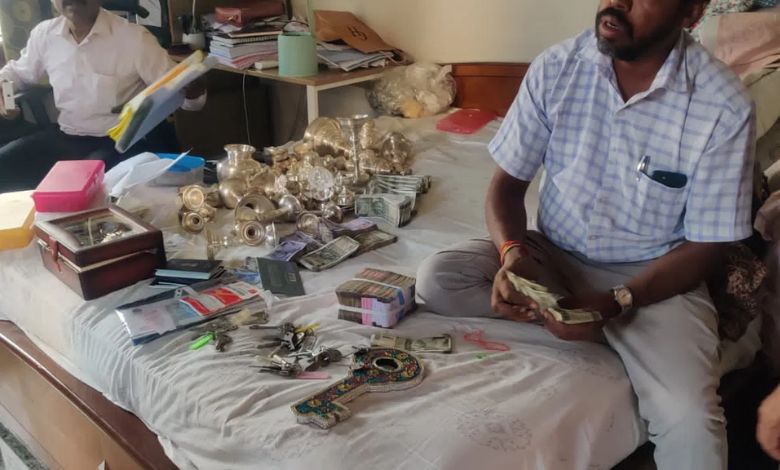 Lokayukta raids on Karnataka government officials, gold and diamonds found