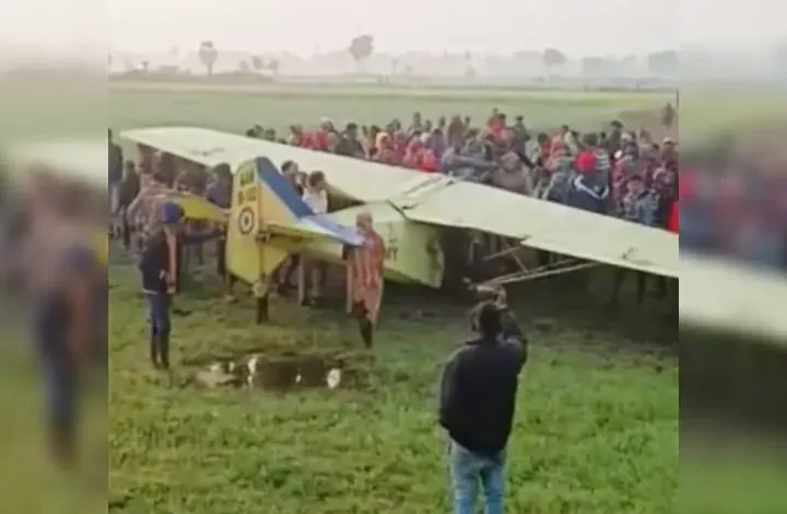 Aircraft giving training crashed in the field, know what happened to the novice pilot?