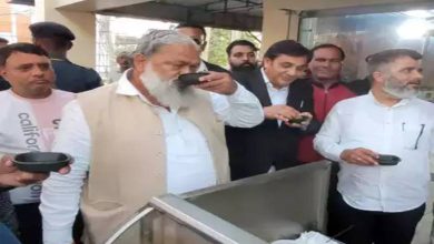 haryana political crisis anil vij eating golgappa at ambala