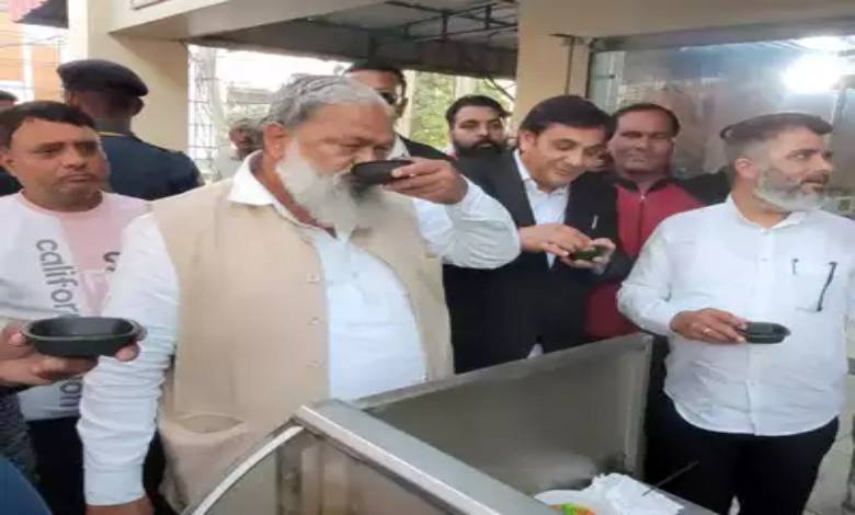 haryana political crisis anil vij eating golgappa at ambala