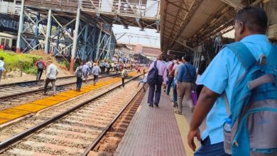 Train service disrupted due to pantograph malfunction in Kalyan, passengers disturbed