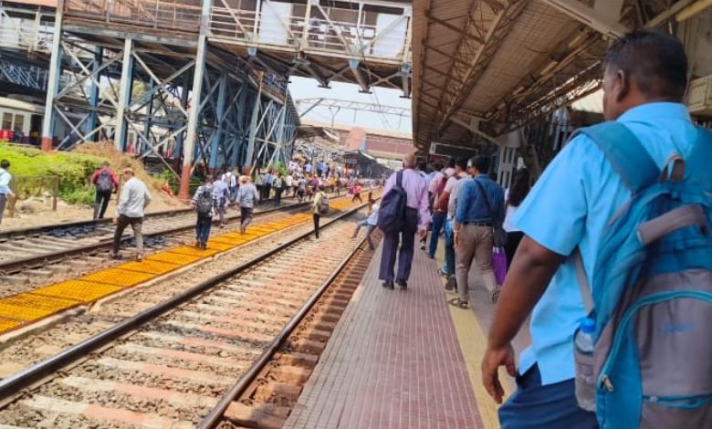 Train service disrupted due to pantograph malfunction in Kalyan, passengers disturbed