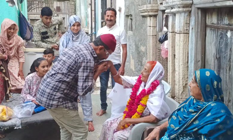 EID Mubarak: 85-year-old grandmother celebrates Eid by fasting 30-30 days, worships Allah for the entire society