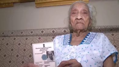 112-year-old grandmother goes to the booth in Mumbai to vote...