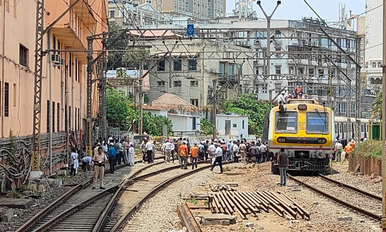 Local train derails in CSMT, passengers of Harbor Line are stranded