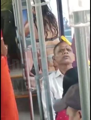 Everyone was embarrassed to see the woman in the Delhi bus, watch the viral video