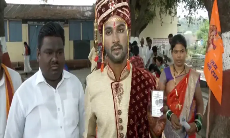 lok-sabha-election-voting-groom-ready-for-marriage-and-reached-to-vote