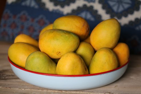 Are the mangoes you eat naturally ripened or chemically ripened? Identify with these simple tips