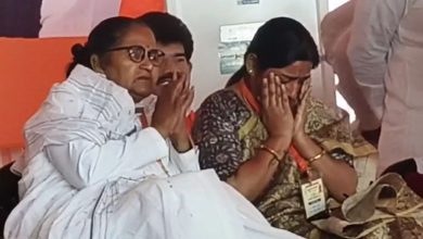 Sanghamitra shed tears on the platform of Yogi Adityanath, father Swami Prasad Maurya