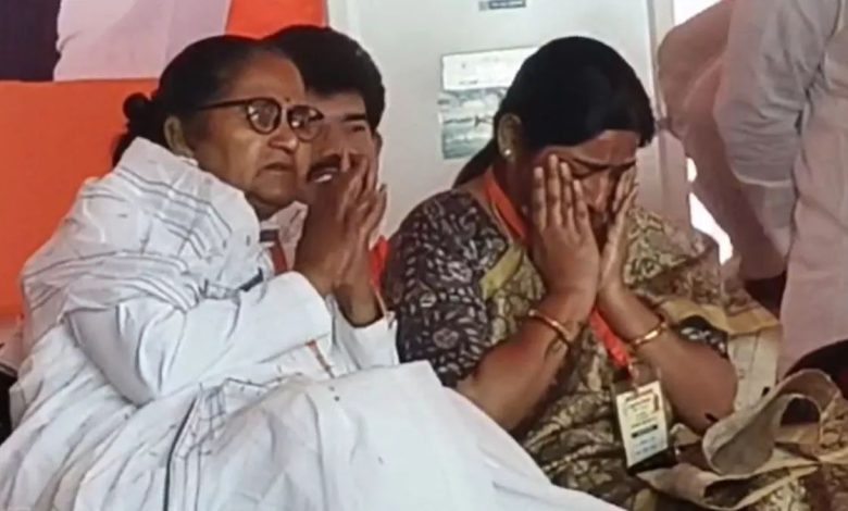 Sanghamitra shed tears on the platform of Yogi Adityanath, father Swami Prasad Maurya