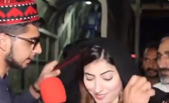 The anger of this Pakistani You tuber went up to the sky after asking to wear a dupatta