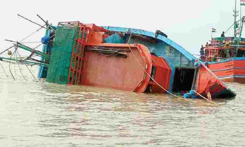 One dead as boat capsizes at midday: 11 rescued