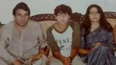 young bobby deol with dharmendra and mother