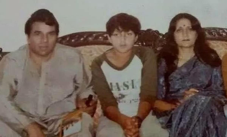young bobby deol with dharmendra and mother