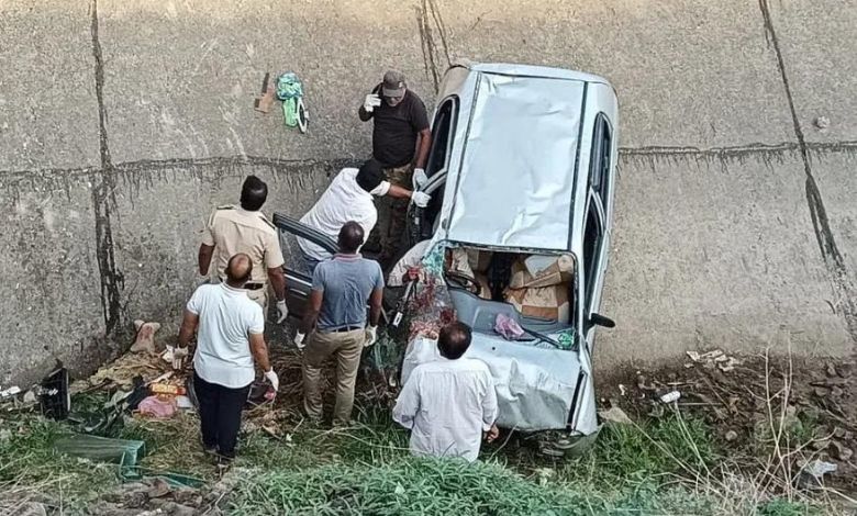Car plunges into canal at midnight, six members of a family die