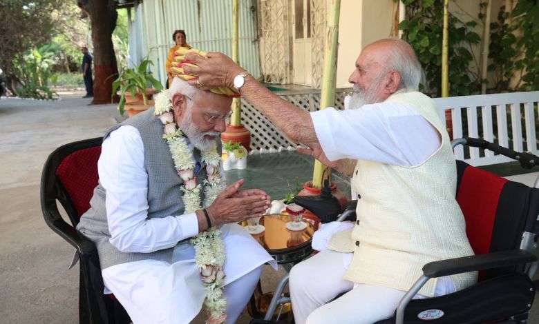 PM Modi arrived at the hall wearing Halari turban