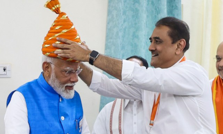 Controversy over PM Modi wearing a jiretop
