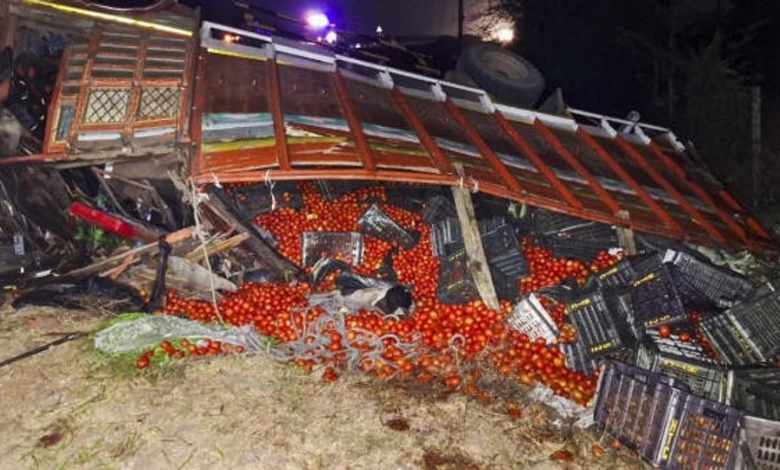 a truck carrying vegetables overturned in Surat