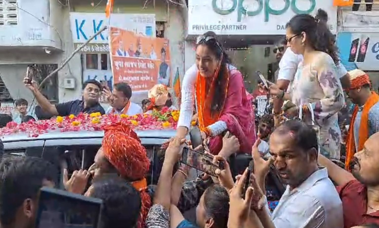 'Anupama' popular Rupali Ganguly campaigned at Mansukh Mandavi's road show in Jetpur