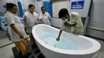 delhi hospital bathtub heat wave