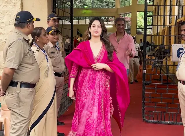 Janhvi Kapoor's dupatta is now the center of discussion! Find out why