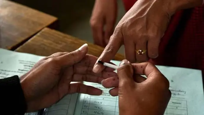 Despite the heat, Gujaratis flocked to vote Reached to vote with hand fan, electric fan