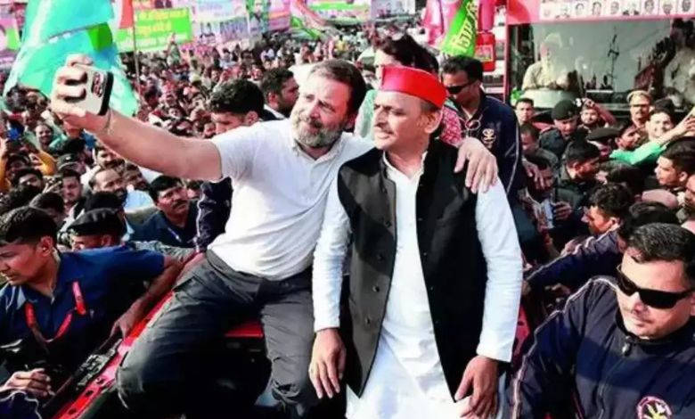After seven years, Rahul and Akhilesh came on the same stage