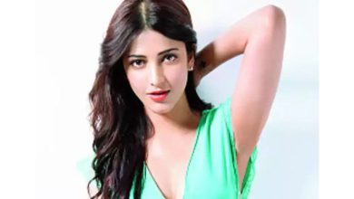 Shruti Haasan hurriedly came out dressed in such a way