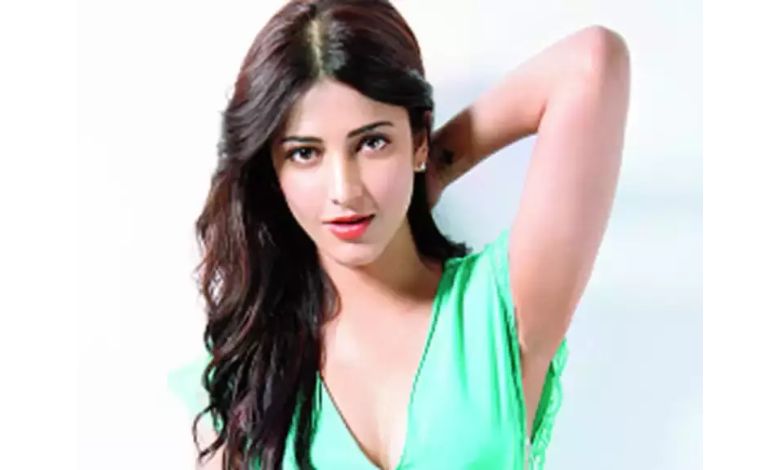 Shruti Haasan hurriedly came out dressed in such a way