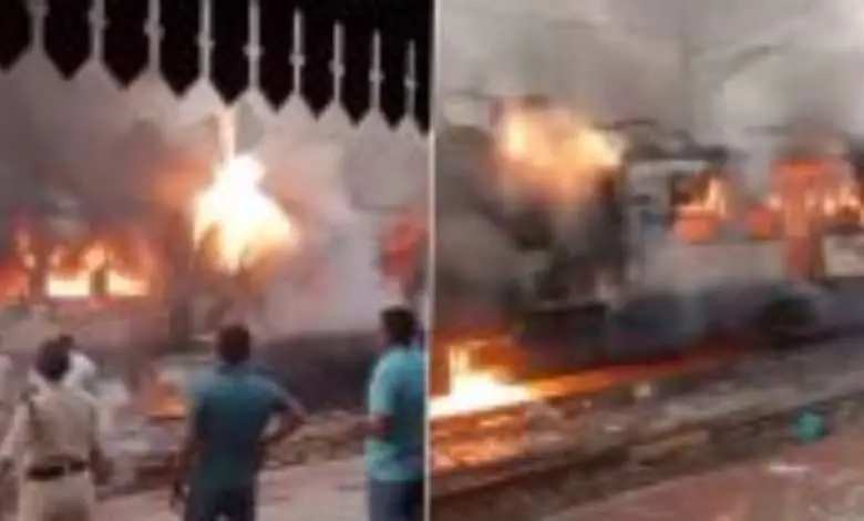 Fire in Passenger Train: The coach of Patna-Jharkhand passenger train got burnt