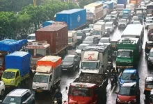 Traffic of heavy vehicles on Ghodbunder Road despite ban