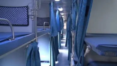 A passenger sitting on the lower berth of the train died when the upper berth fell down, the railway did a shocking thing.