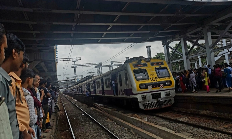 Mumbai Local Scam Train starnded for hours