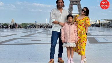 MS Dhoni with family at Paris.... at Eiffle Tower
