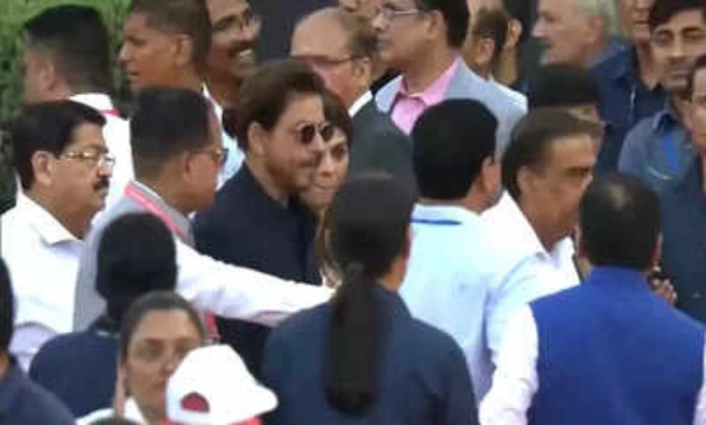 Mukesh Ambani SRK arrive together Pm Modi swear in ceremony