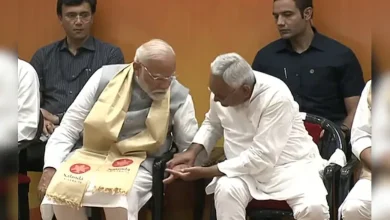 Bihar CM Nitish Kumar checking PM Modi finger
