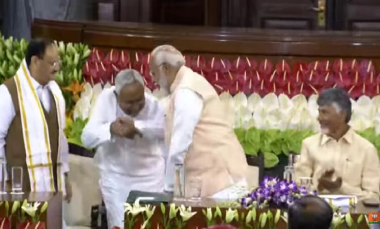 Nitish Kumar touched Narendra Modi's feet, Video Viral