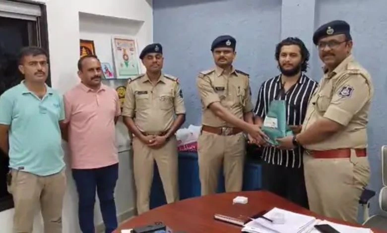 Salute to honesty! Three and a half lakh rupees found in an unknown bag have been returned....