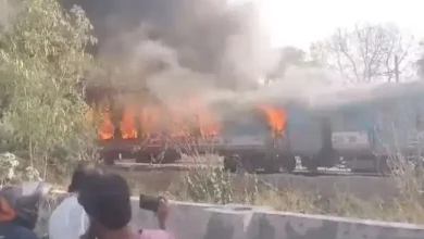 Fire breaks out in four coaches of Taj Express in Delhi; Passengers were safely evacuated