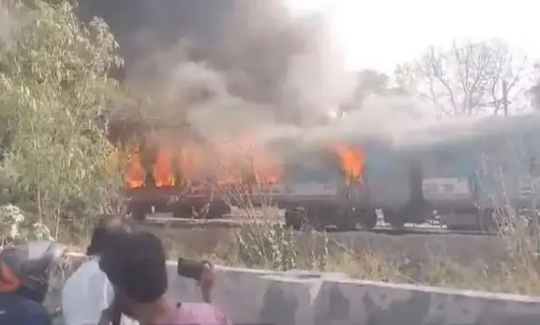 Fire breaks out in four coaches of Taj Express in Delhi; Passengers were safely evacuated